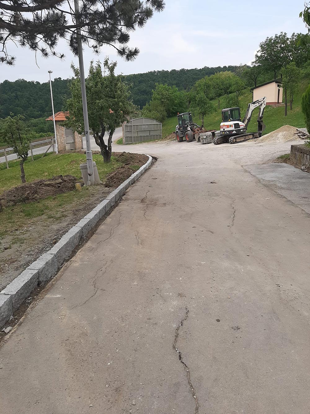 Bageri kopaju parking