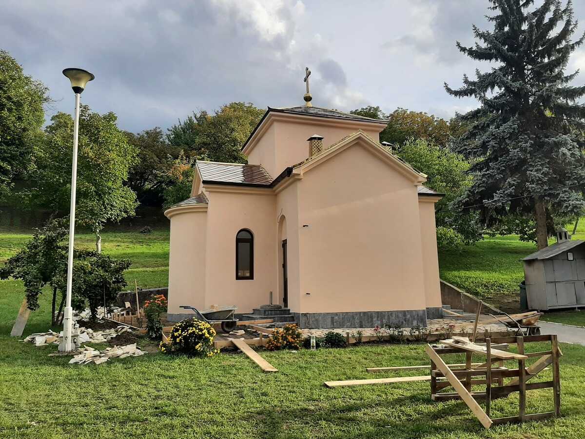 Поплочавање каменом око манастирске капеле