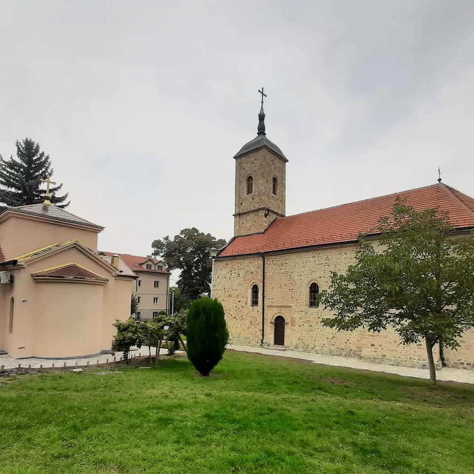 Поплочавање каменом око манастирске капеле