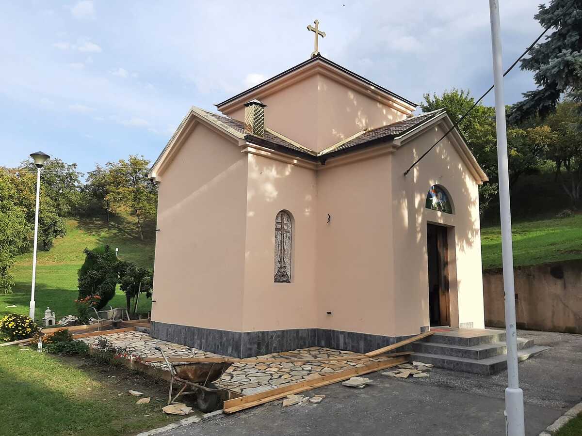 Поплочавање каменом око манастирске капеле