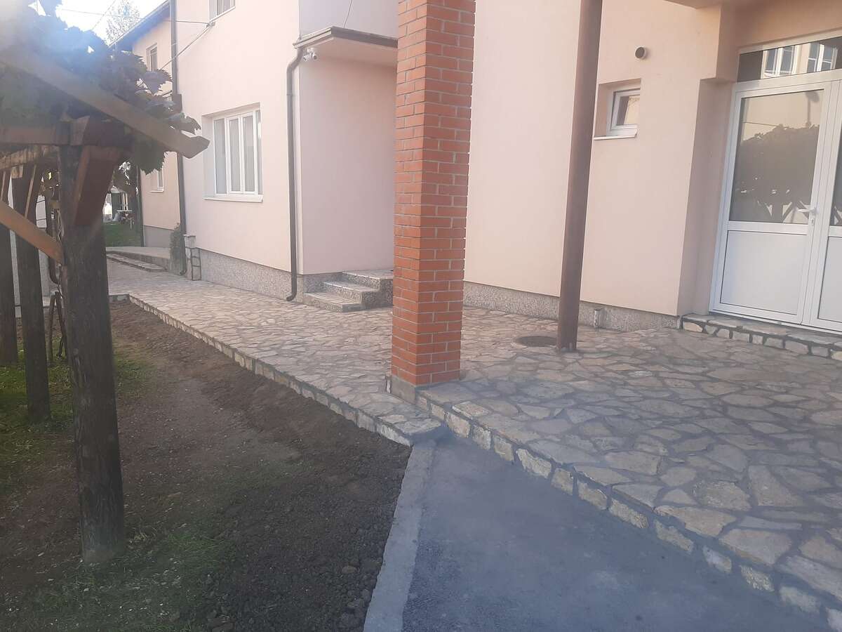 Поплочавање каменом око манастирског конака