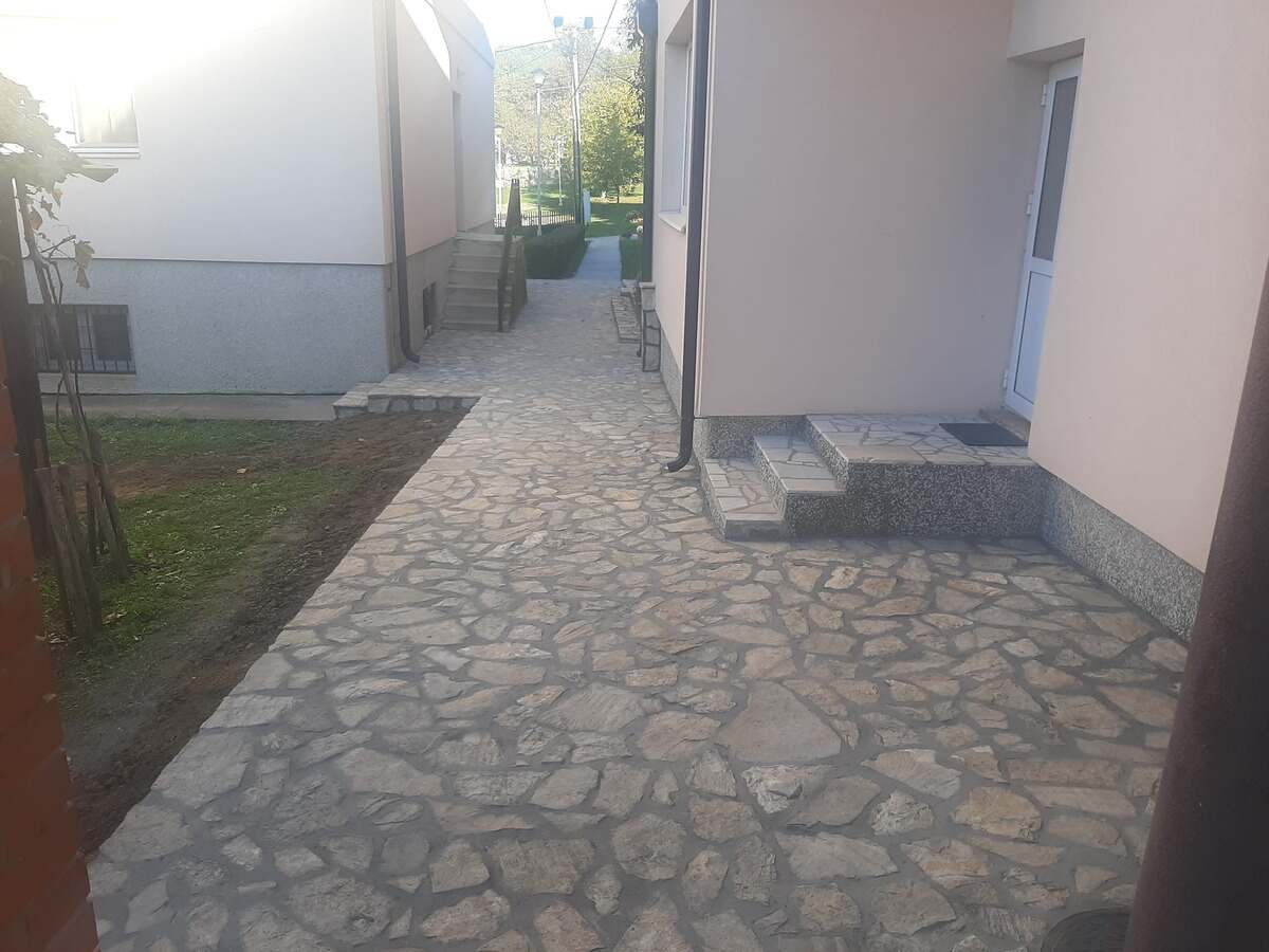 Поплочавање каменом око манастирског конака