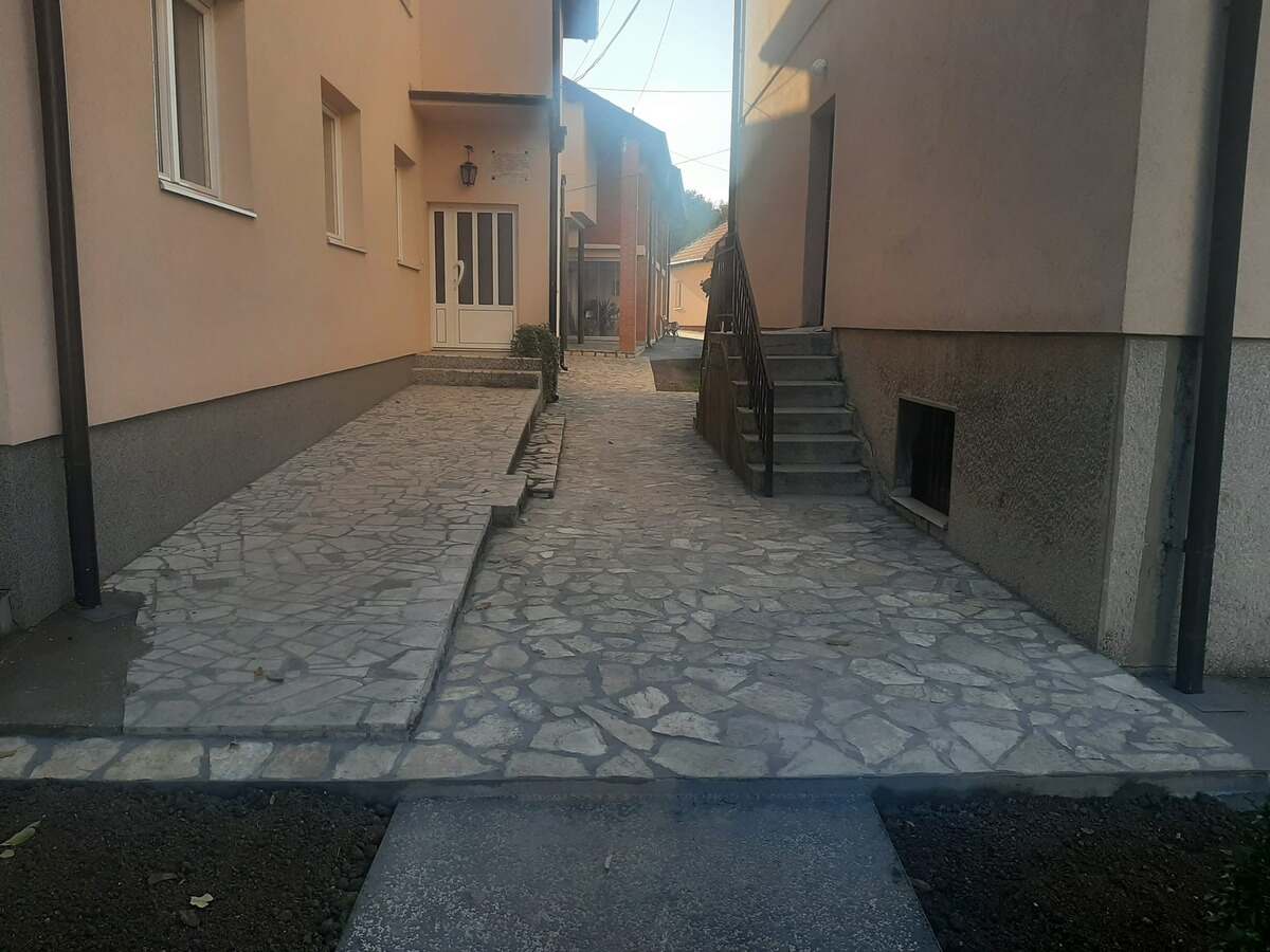 Поплочавање каменом око манастирског конака