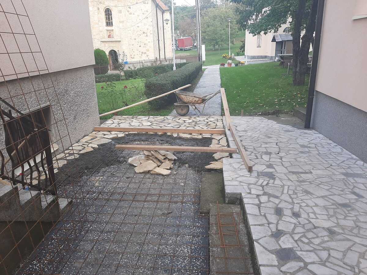 Поплочавање каменом око манастирског конака