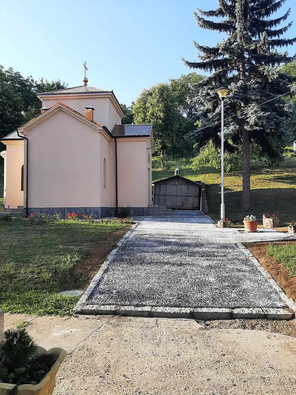 Uredjenje staza oko manastira Rajinovac 3