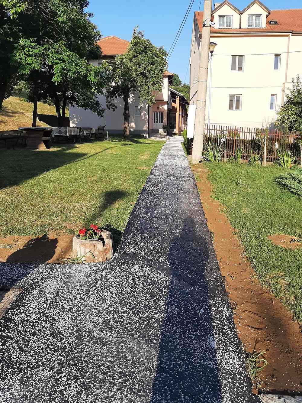 Uredjenje staza oko manastira Rajinovac 4